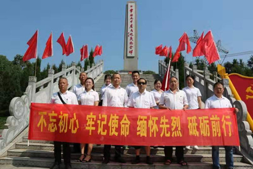 湘北公司黨支部深入革命老區緬懷先烈、慰問困難群眾。